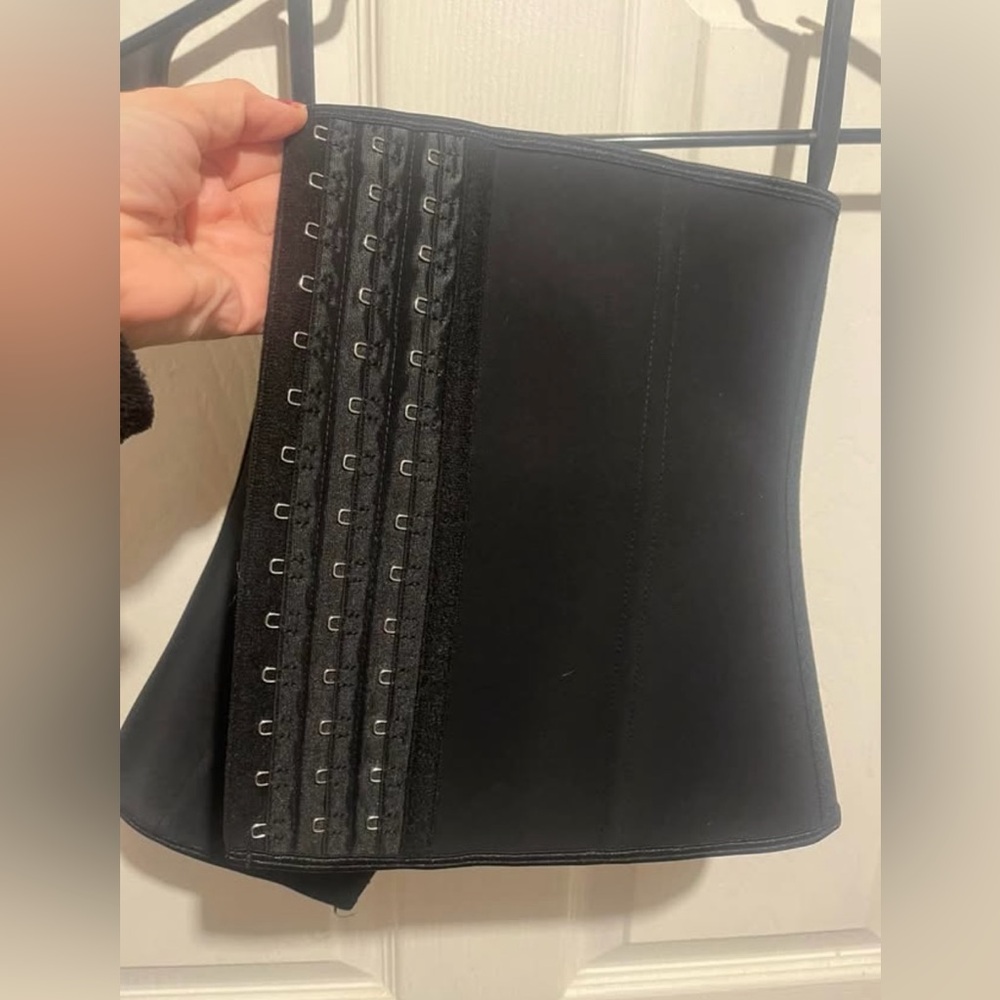 Women’s Black Trainer Corset UnderBust. Clean and in Great Condition. Size L $12